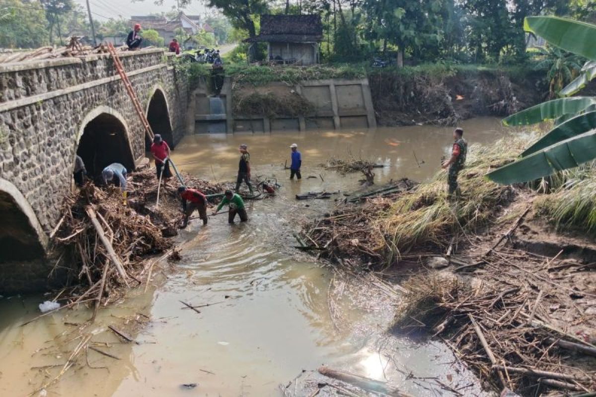 BPBD Ponorogo mulai bersihkan tumpukan bambu pascabanjir