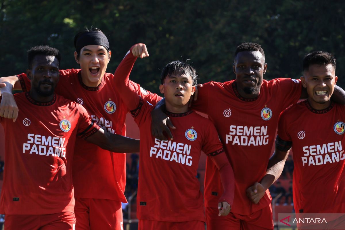 Semen Padang tertinggal 1-2 dari Arema pada babak pertama