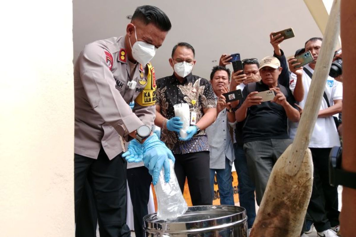 Polres Lombok Tengah rebus barang bukti Narkoba 8 kilogram