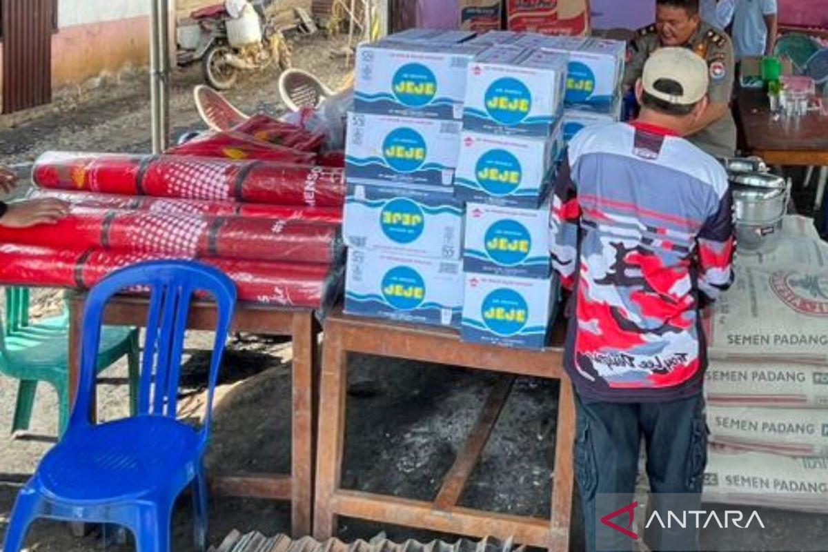 Pemilik empat rumah korban kebakaran di Mukomuko terima bantuan