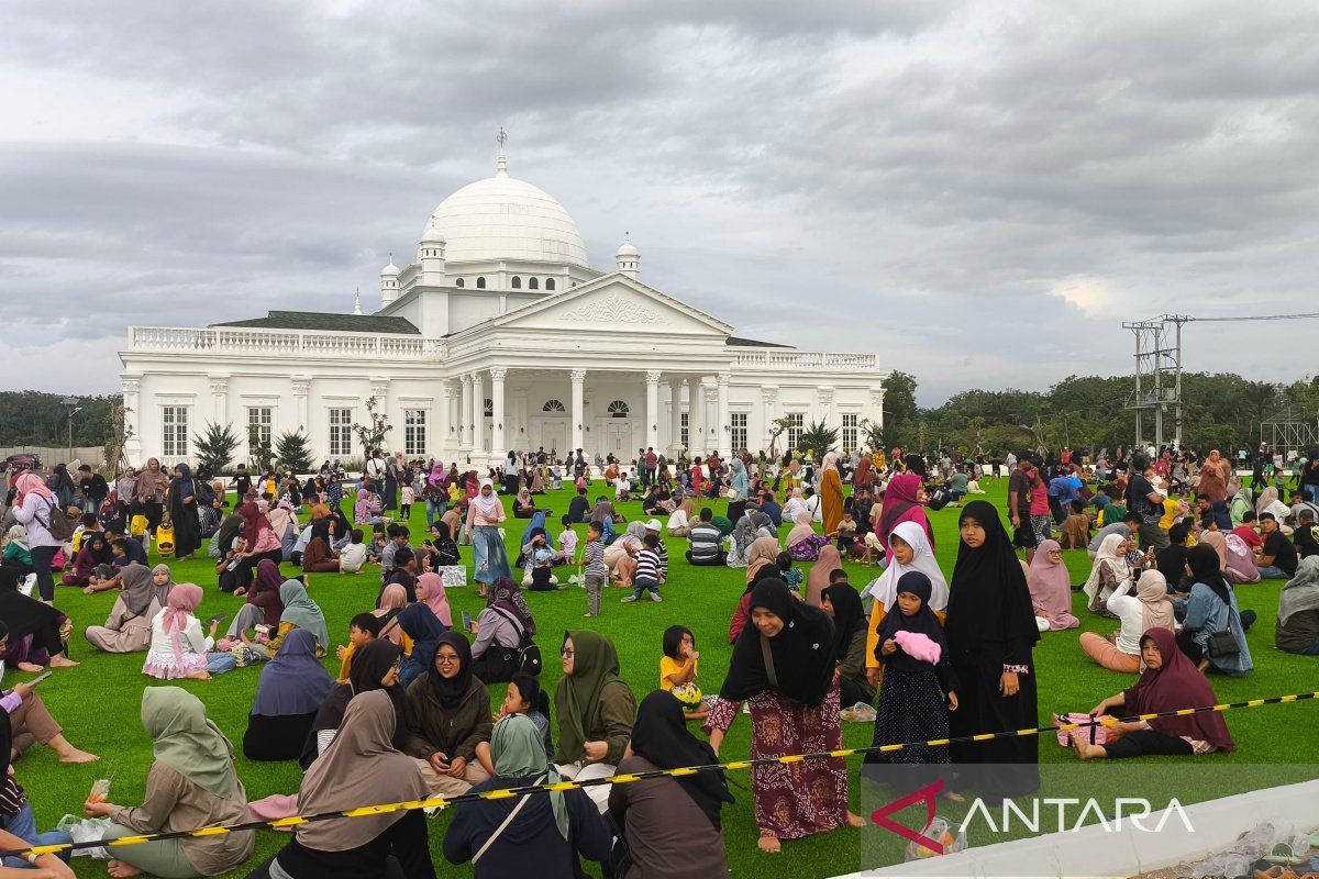 Warga Kota Bengkulu kunjungi Pendopo Merah Putih