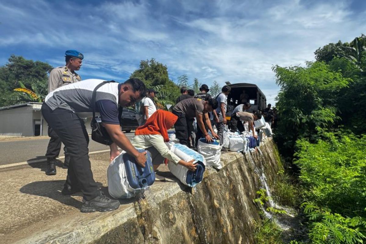 Polres Mabar musnahkan ribuan liter miras tradisional