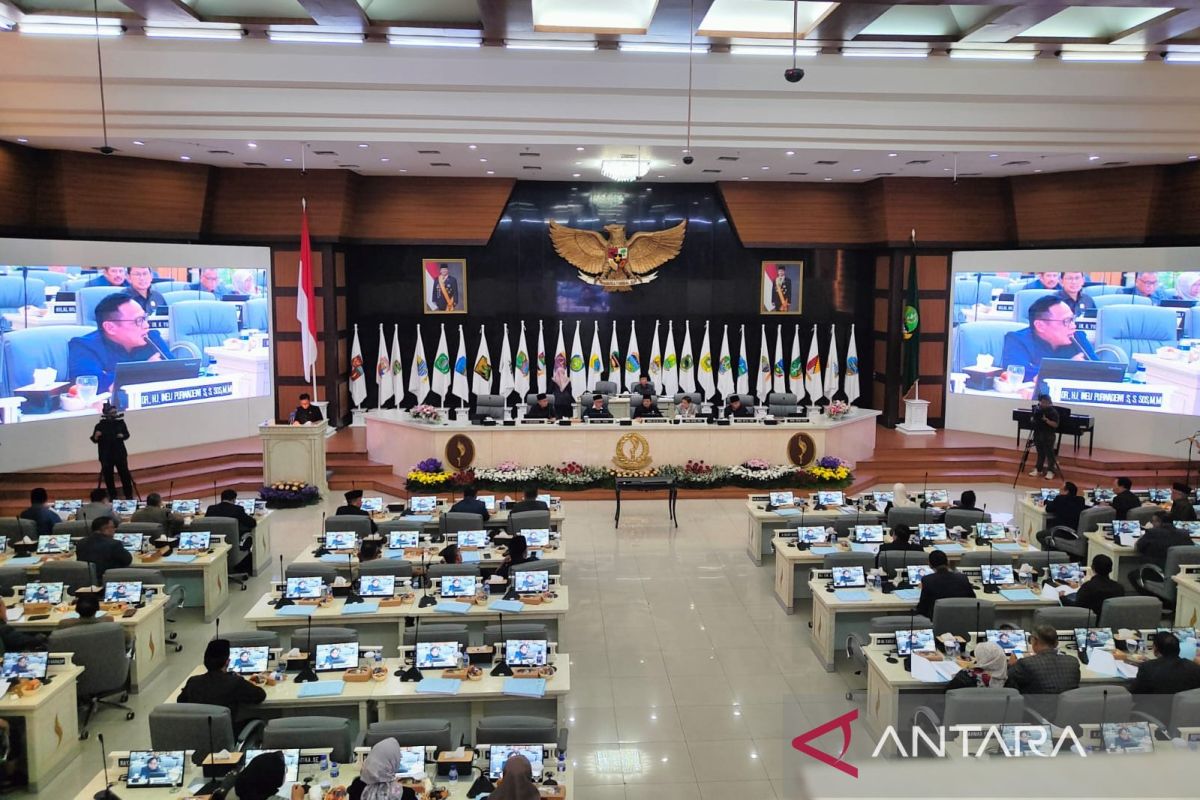 Tiga Perda Jabar disahkan dalam sidang paripurna DPRD pada Jumat malam