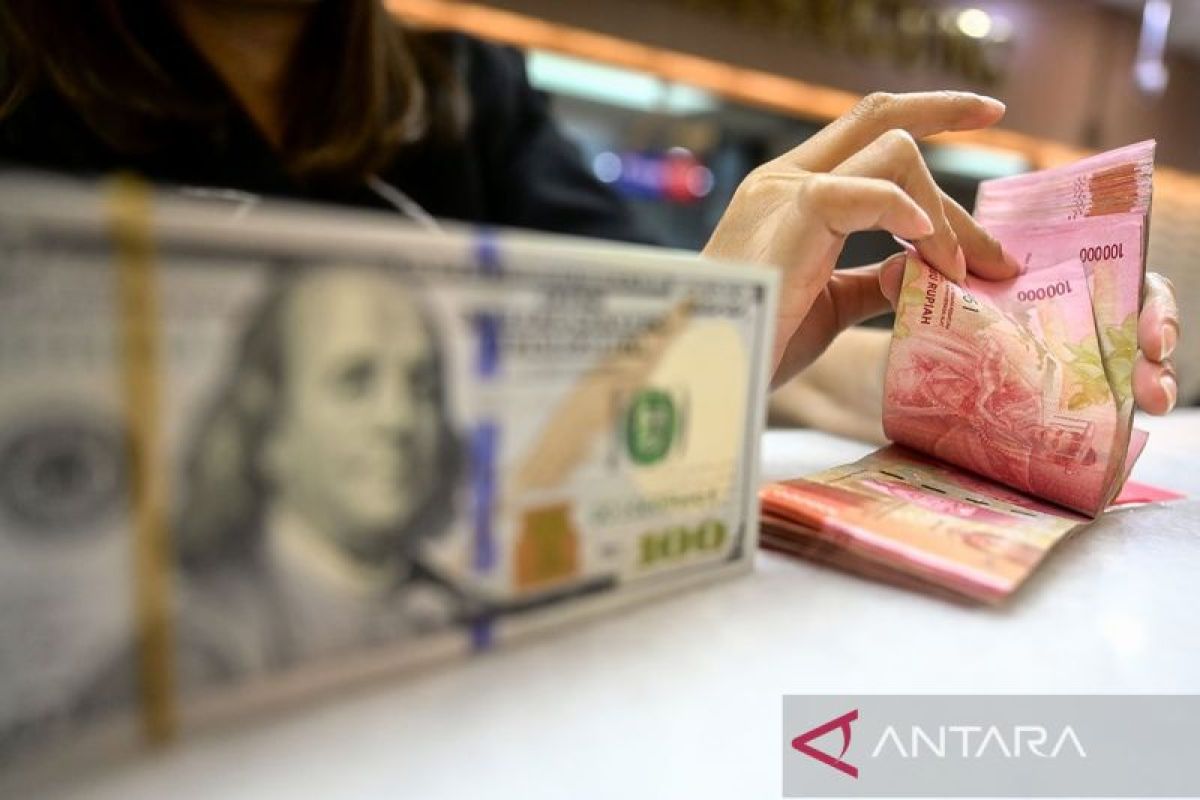 Rupiah menguat seiring defisit perdagangan AS