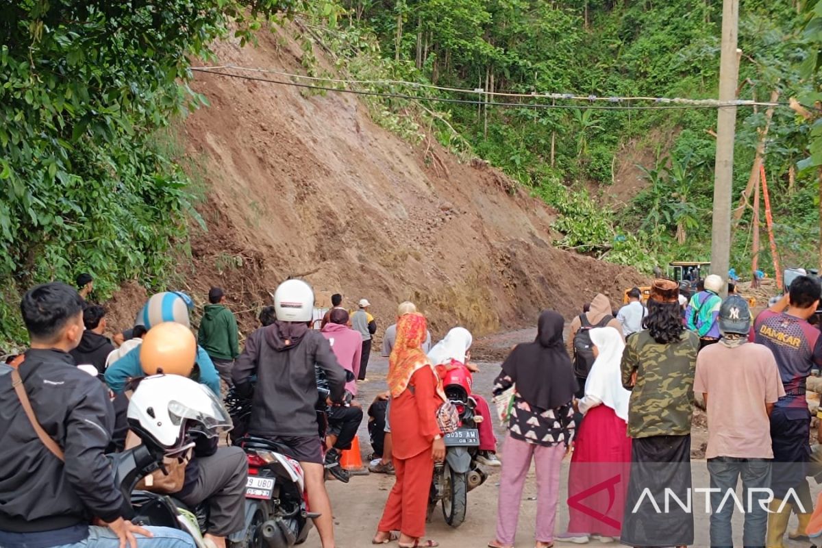 Jalan nasional ruas Bagbagan-Kiaradua Sukabumi sudah bisa dilalui kendaraan