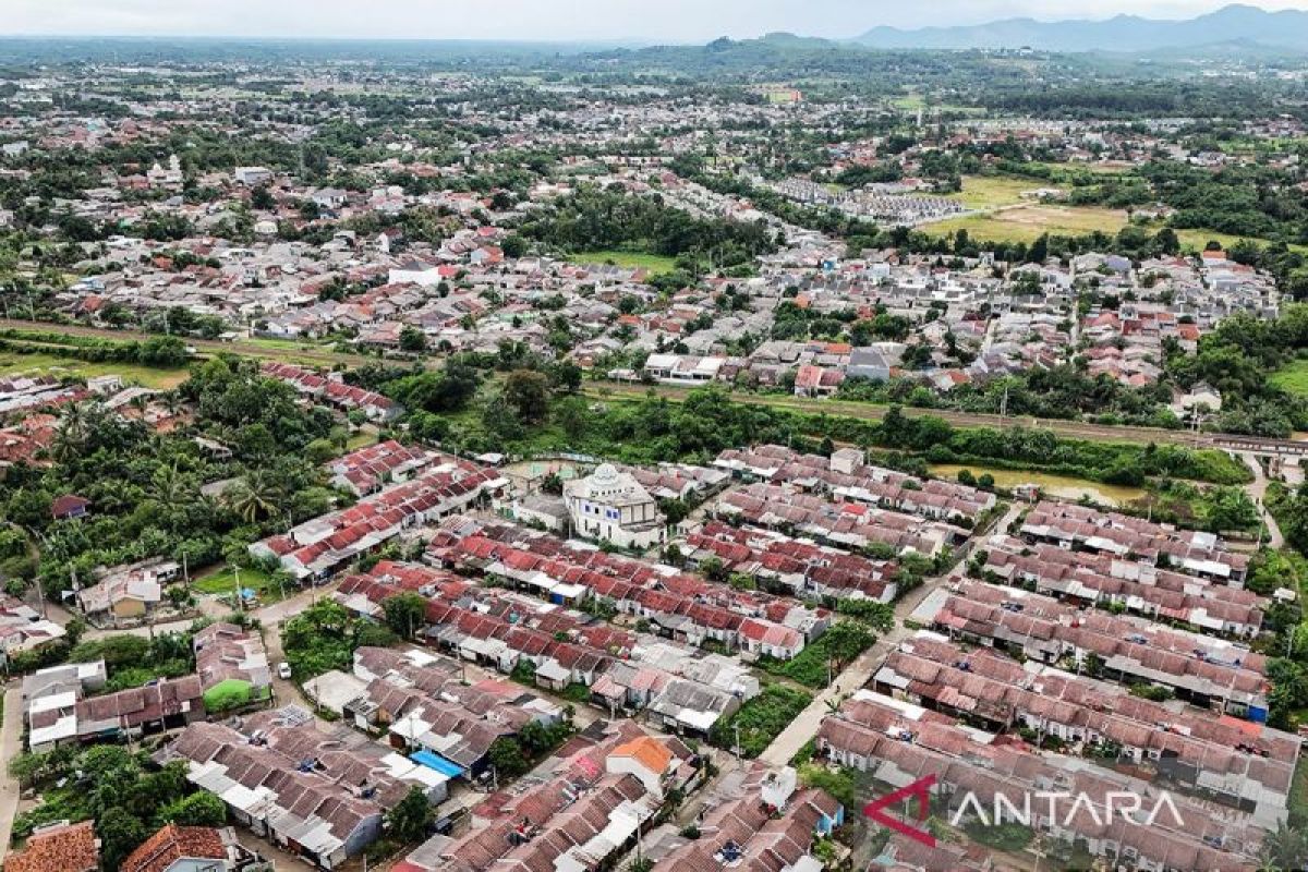 Kemarin, investor bantu 7 juta rumah hingga rute nonstop ke Ternate