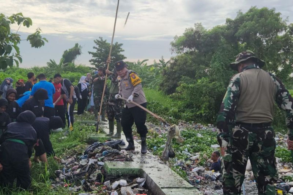 Cegah banjir susulan, Forkopimka Gedangan Sidoarjo bersihkan aliran sungai