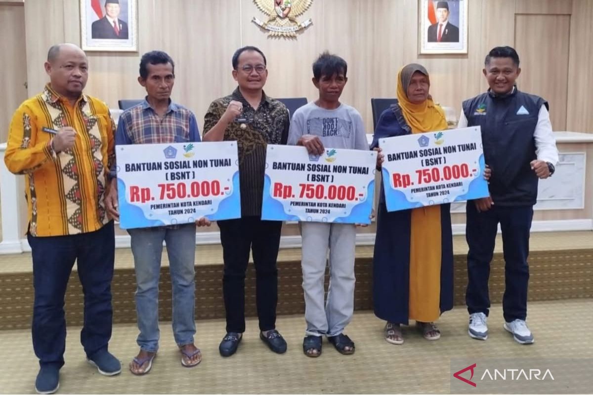 Pemkot Kendari serahkan bantuan non-tunai ke 333 warga miskin