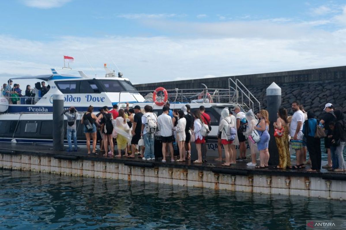 Pergerakan wisatawan di Pelabuhan Sanur Bali