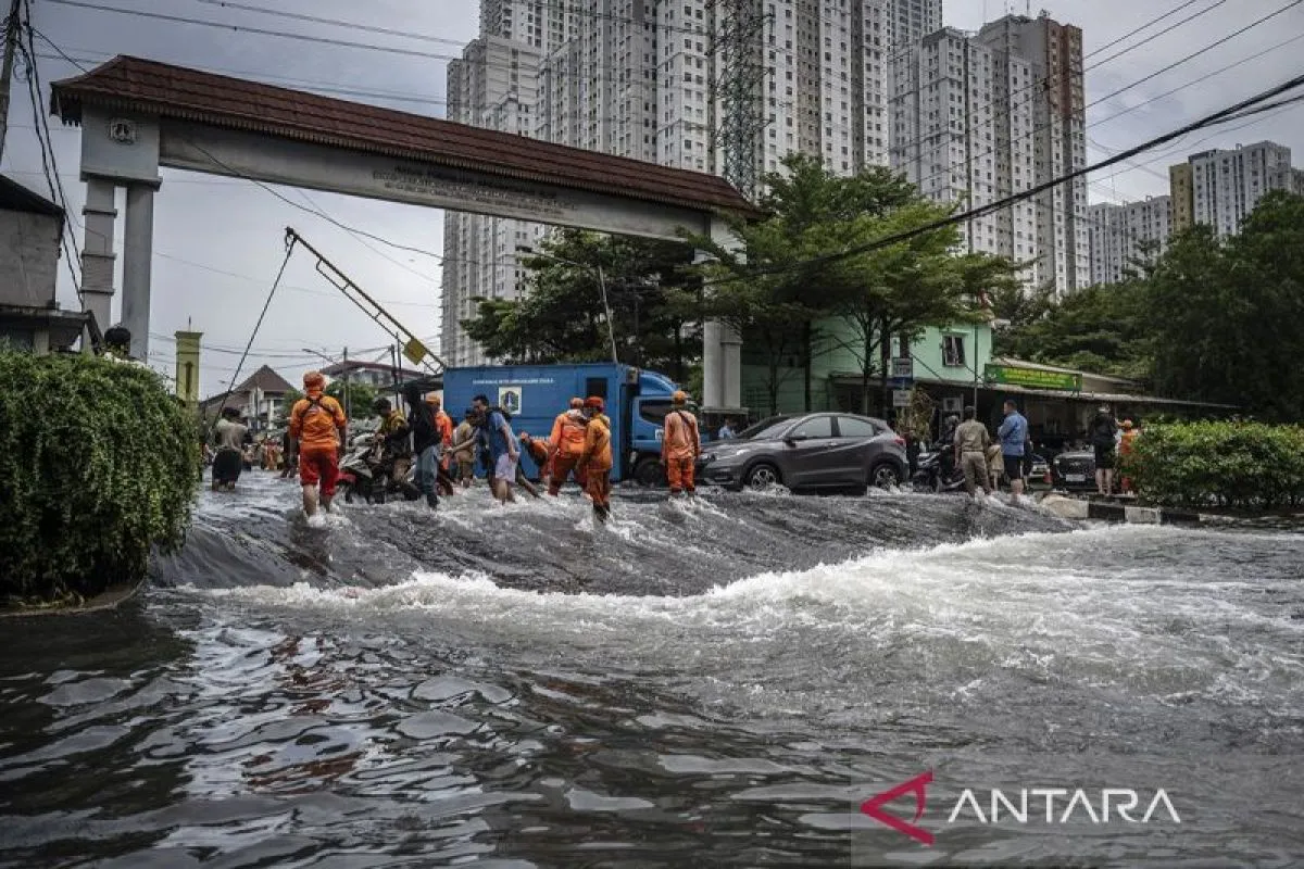 Ahli dermatologi ingatkan warga segera bersihkan kaki usai kena air banjir