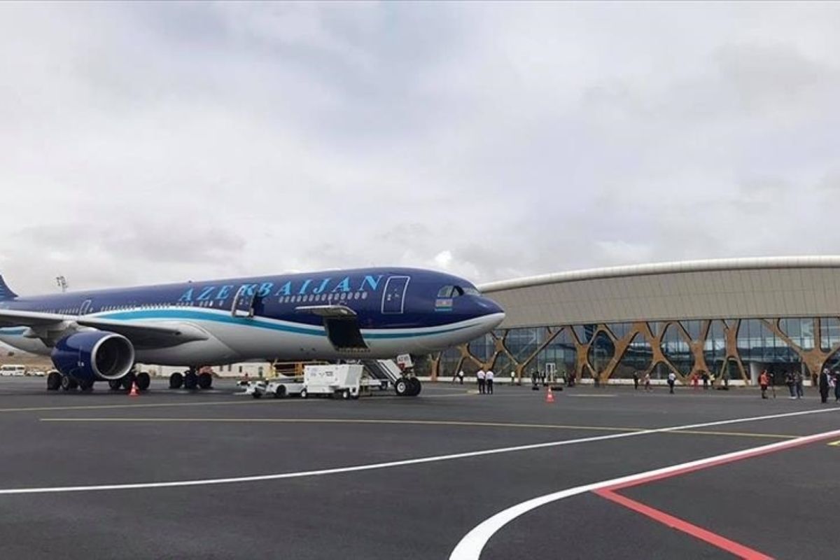 Perjalanan pesawat Azerbaijan Airlines ke Rusia batal