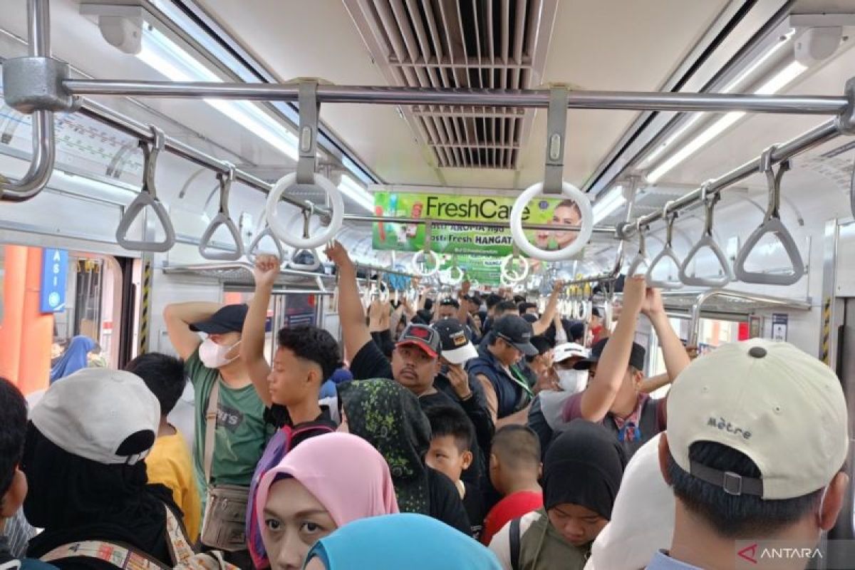 Stasiun Manggarai padat penumpang pada hari libur Natal dan Tahun Baru