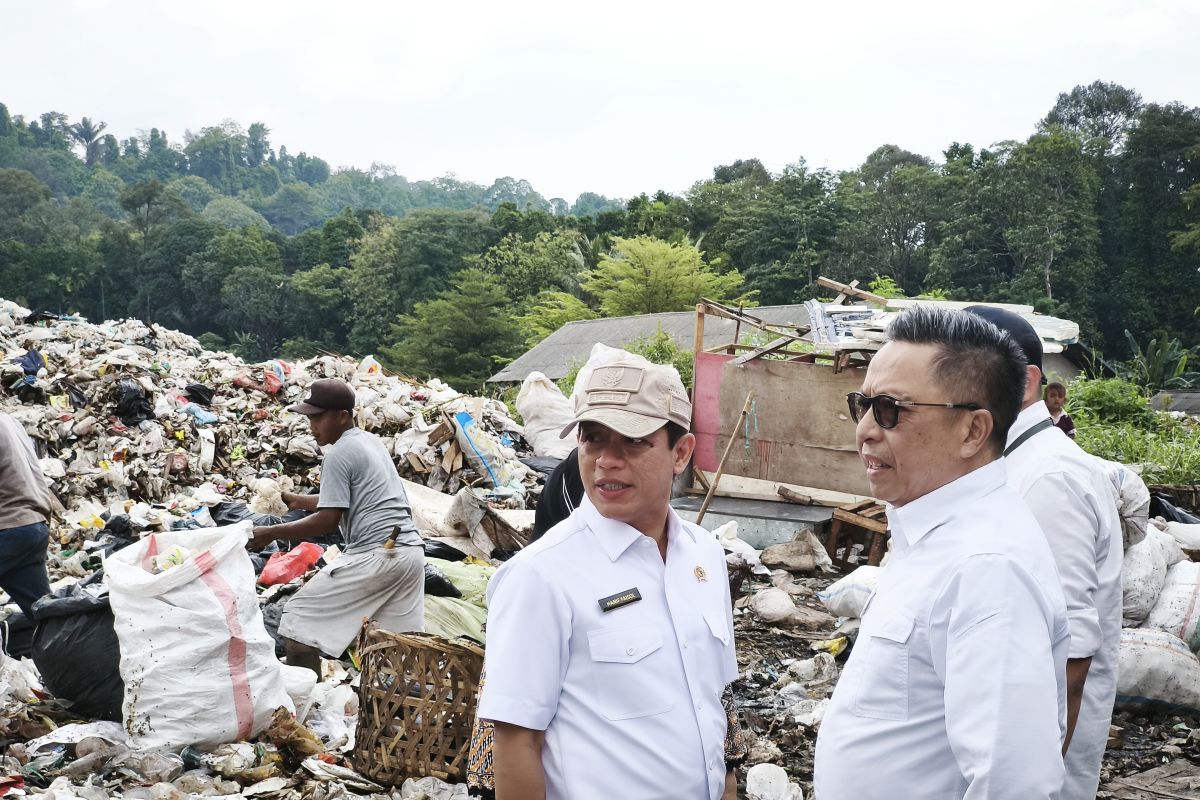 Menteri LH: Harus ada tersangka di TPA Bakung