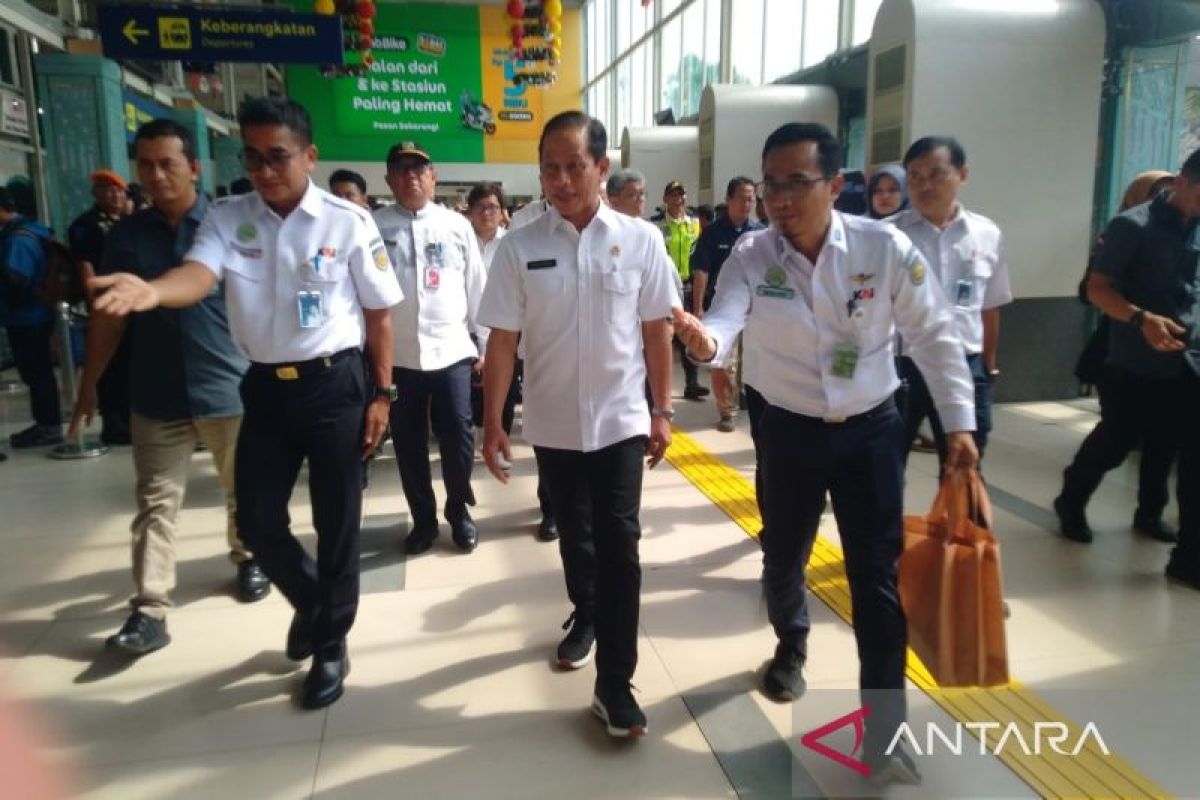 Libur Nataru, Menteri LH tinjau pengelolaan sampah di stasiun hingga terminal