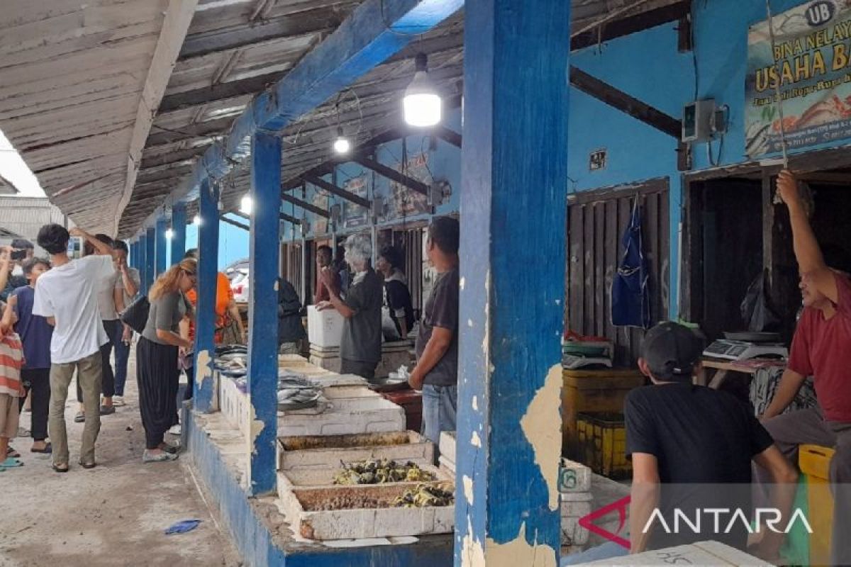 Stok iklan laut di Pasar ikan Karangantu Serang aman meski cuaca ekstrem