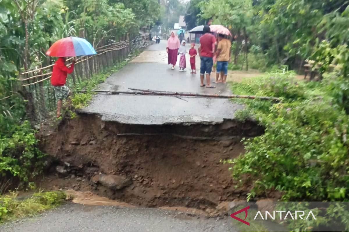 Pemkab Nagan Raya bangun jembatan darurat di lokasi banjir bandang