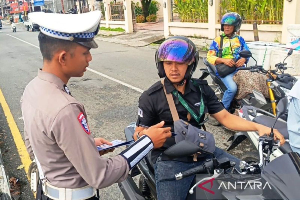 Polres Aceh Barat bagikan brosur ciptakan keselamatan berkendara