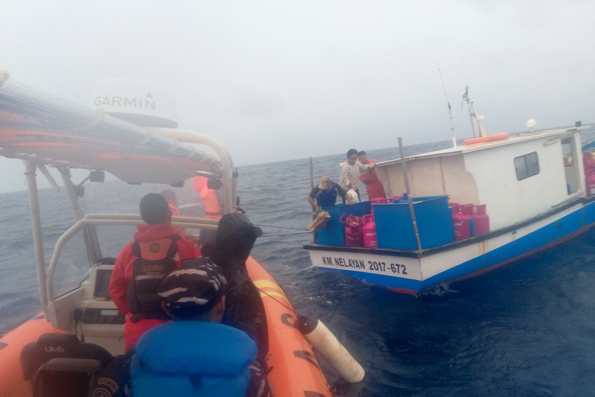 Tim SAR evakuasi penumpang kapal mati mesin di perairan Wakatobi