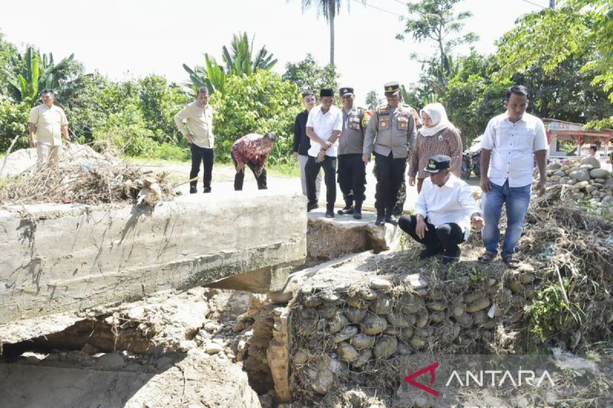 Nyaris ambruk, jembatan penghubung ke Naga Juang ditinjau Bupati Madina