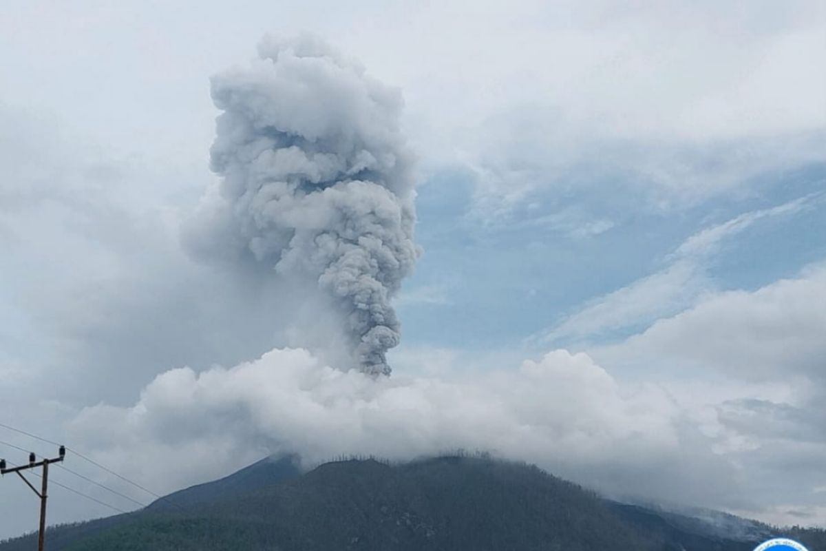 Gunung Lewotobi Laki-laki erupsi dua kali pada Sabtu