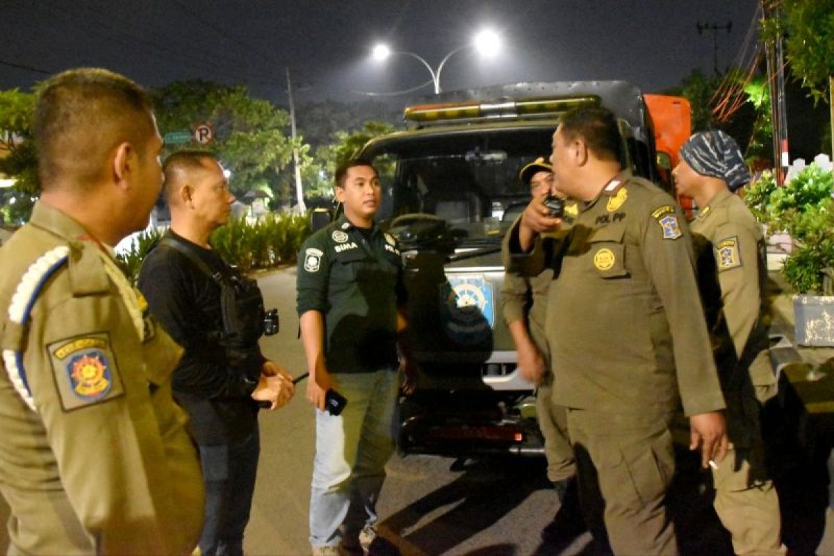 Patroli, mobil Satpol PP Surabaya dilempar batu oknum pelaku balap liar