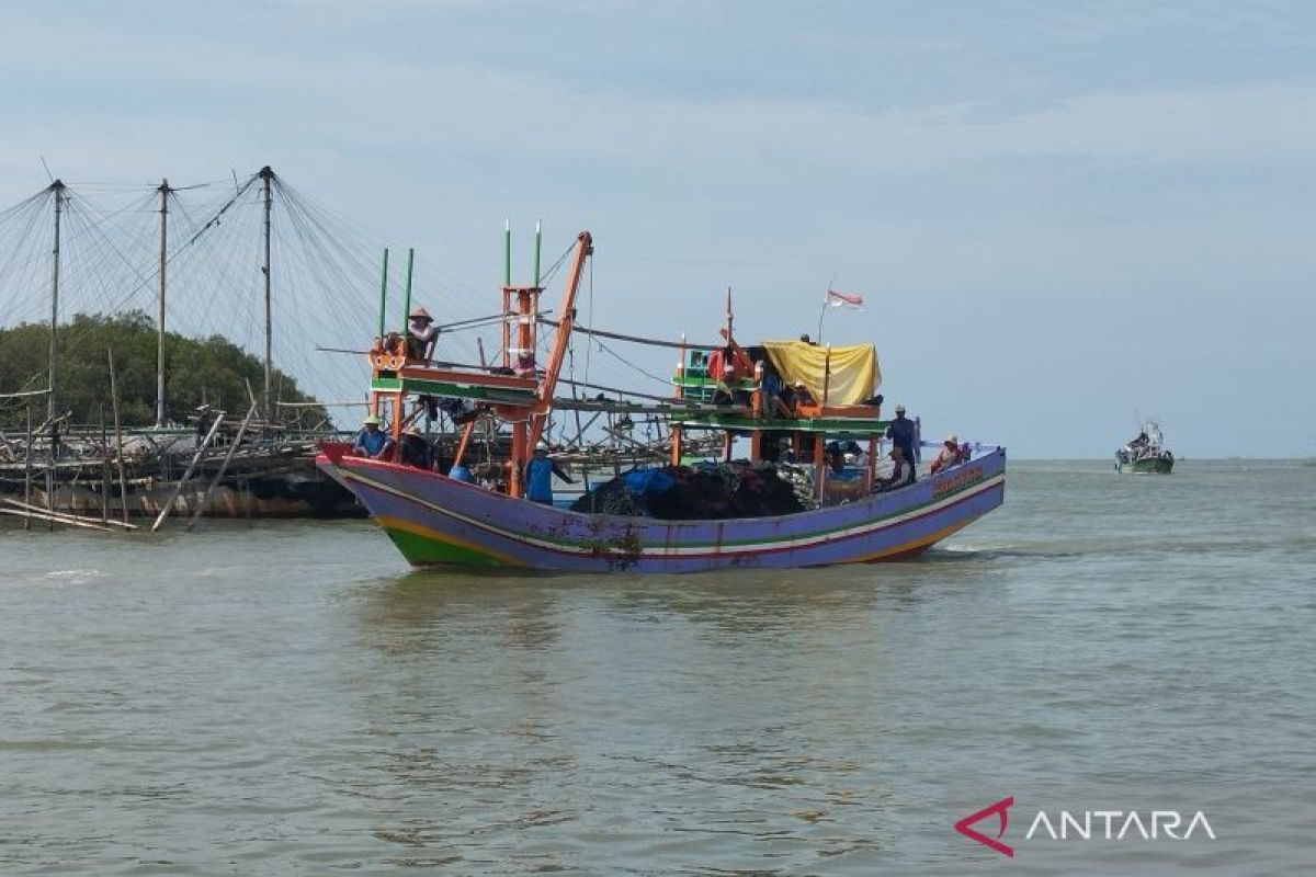 Nelayan lengkapi diri dengan "life jacket" saat melaut