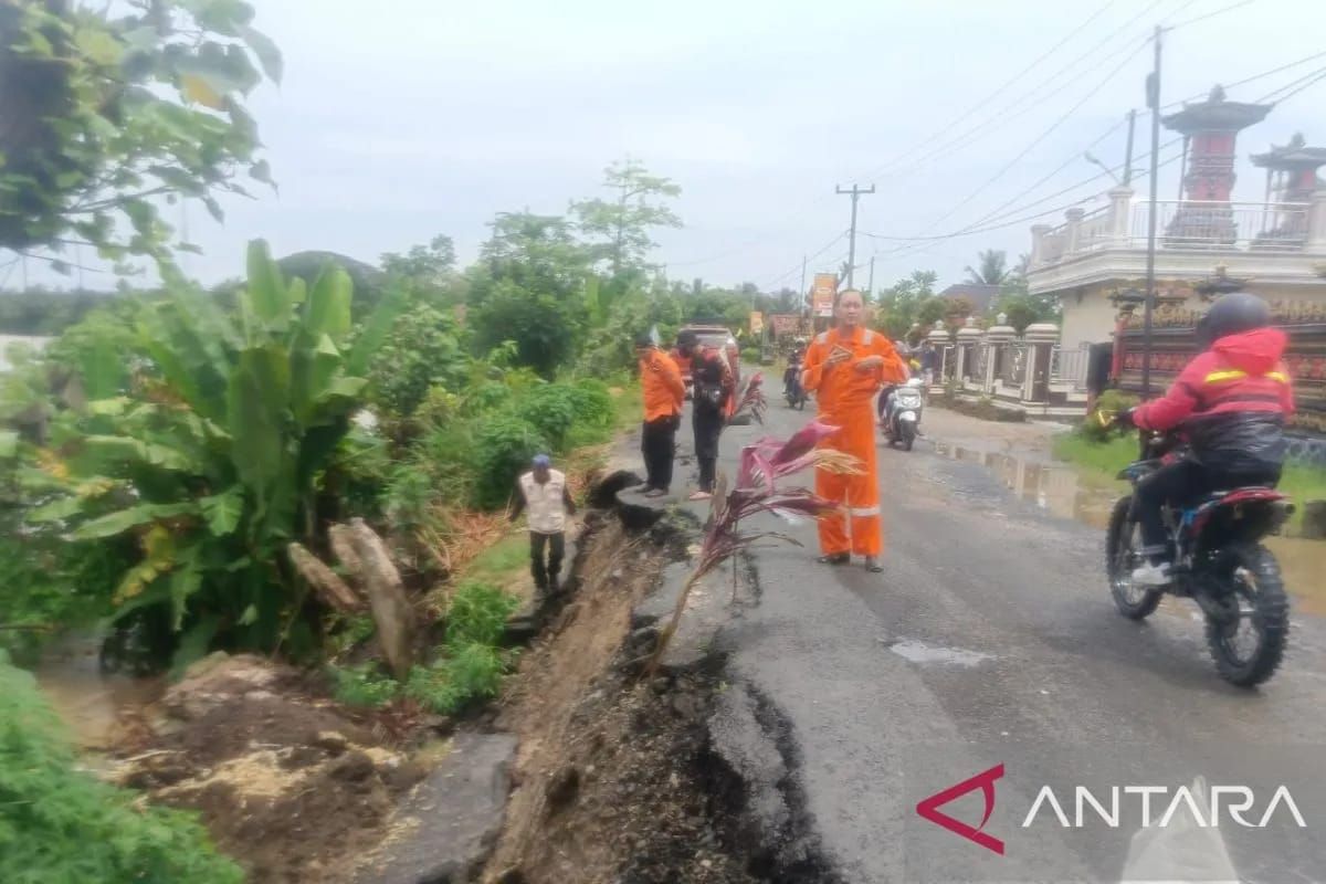 Jalan amblas di Muara Dua, kedalaman sampai lima meter