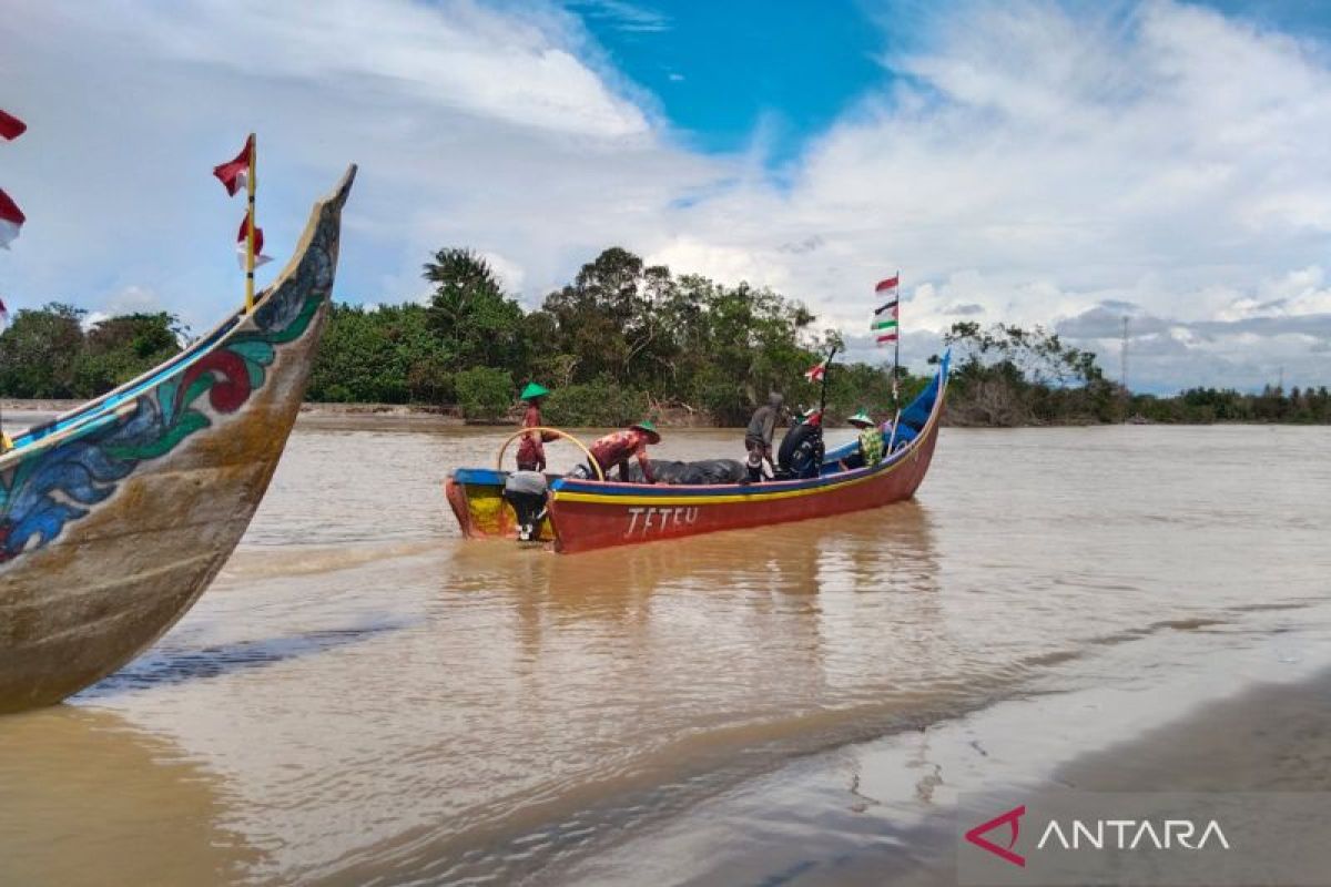 53 KUB nelayan Mukomuko terima bantuan perikanan