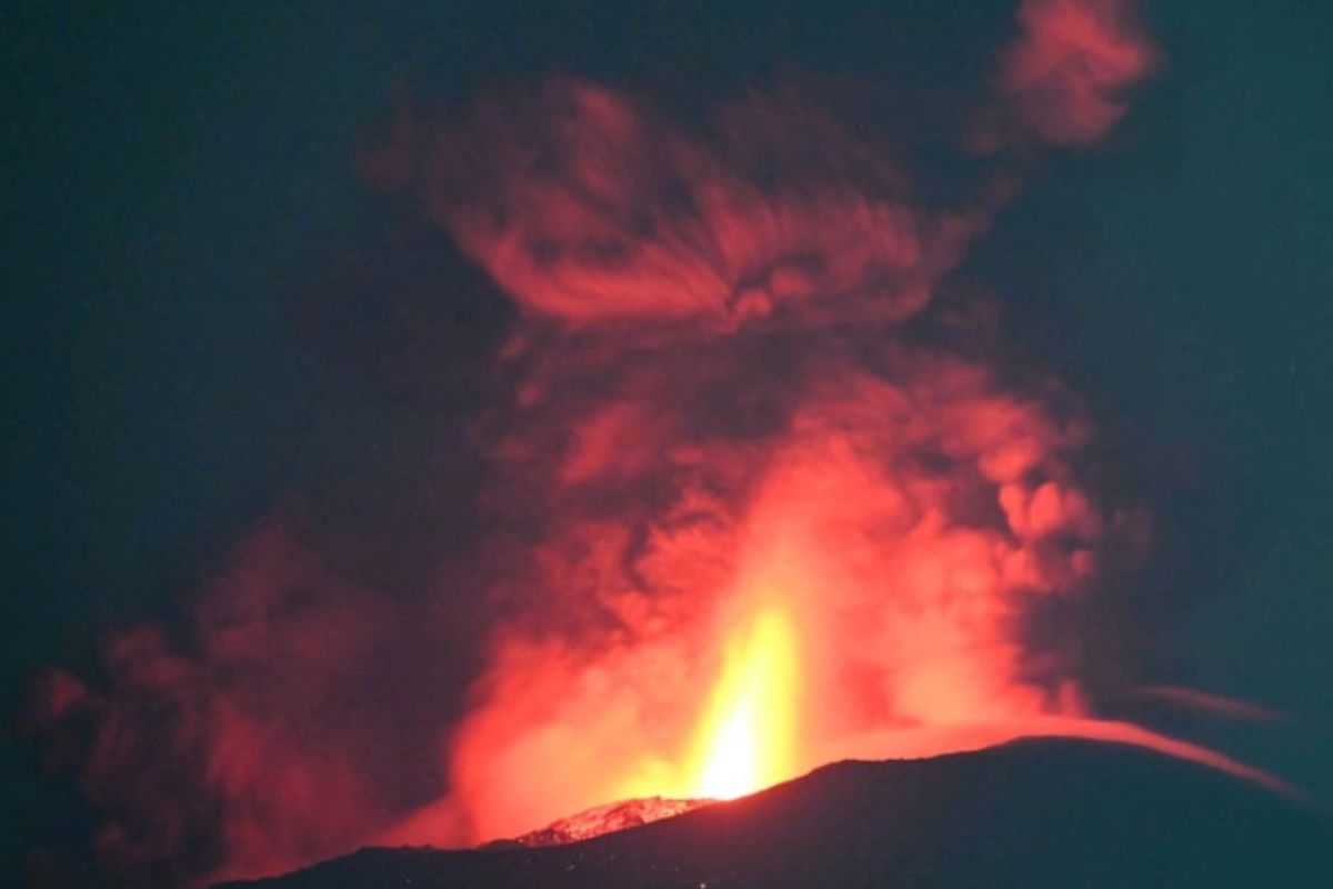 Gunung Ibu meluncurkan lava pijar setinggi 700 meter