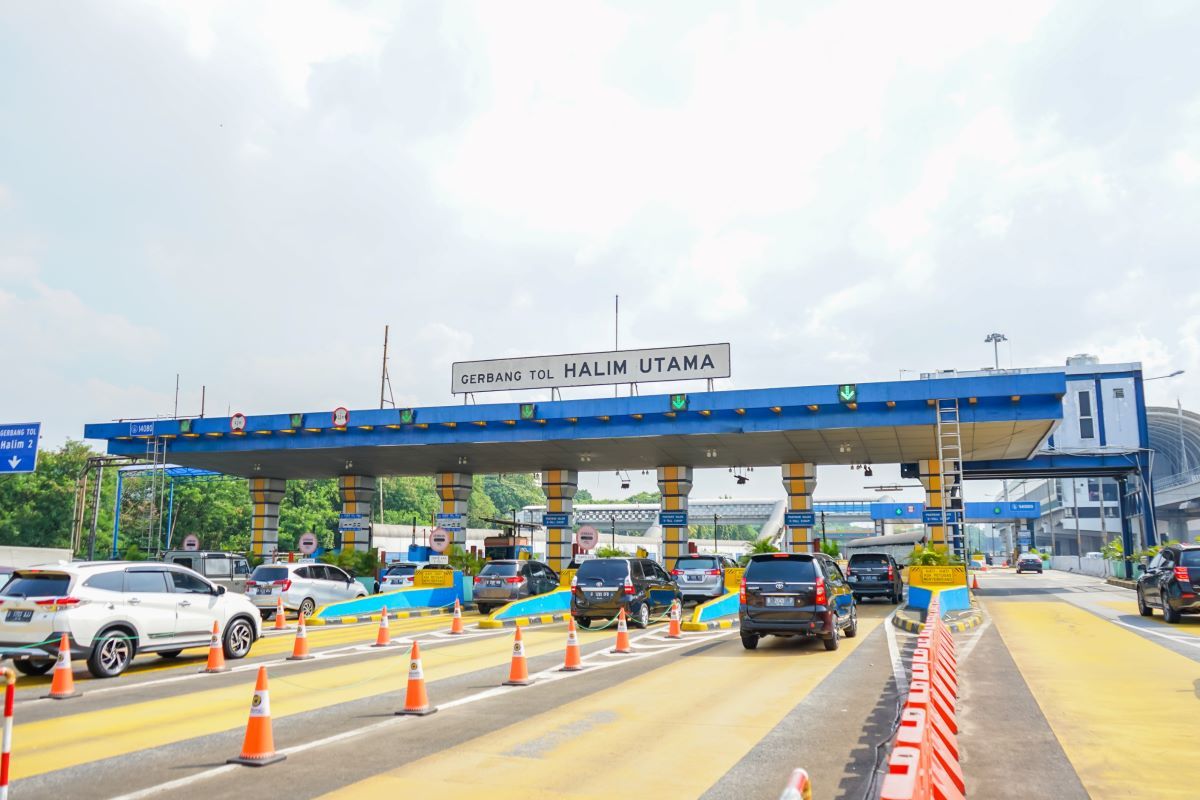 Lalu lintas di sekitar Tol Jabotabek dan Jabar pada H=3 Natal meningkat