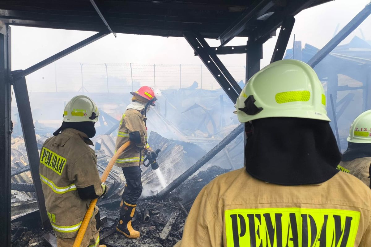 Gulkarmat turunkan 85 personel padamkan kebakaran lapak di Priok