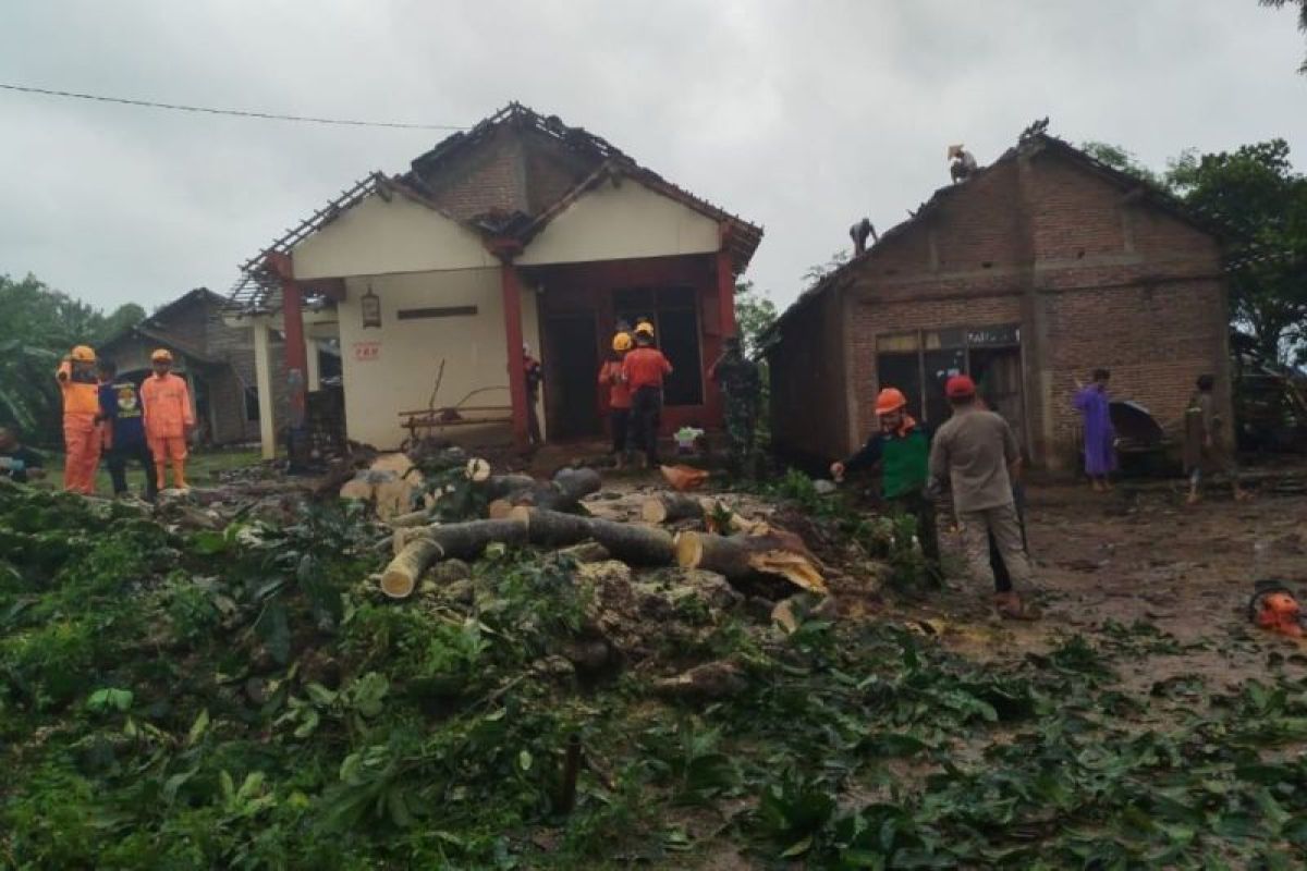 Angin puting beliung melanda dua desa di Jepara