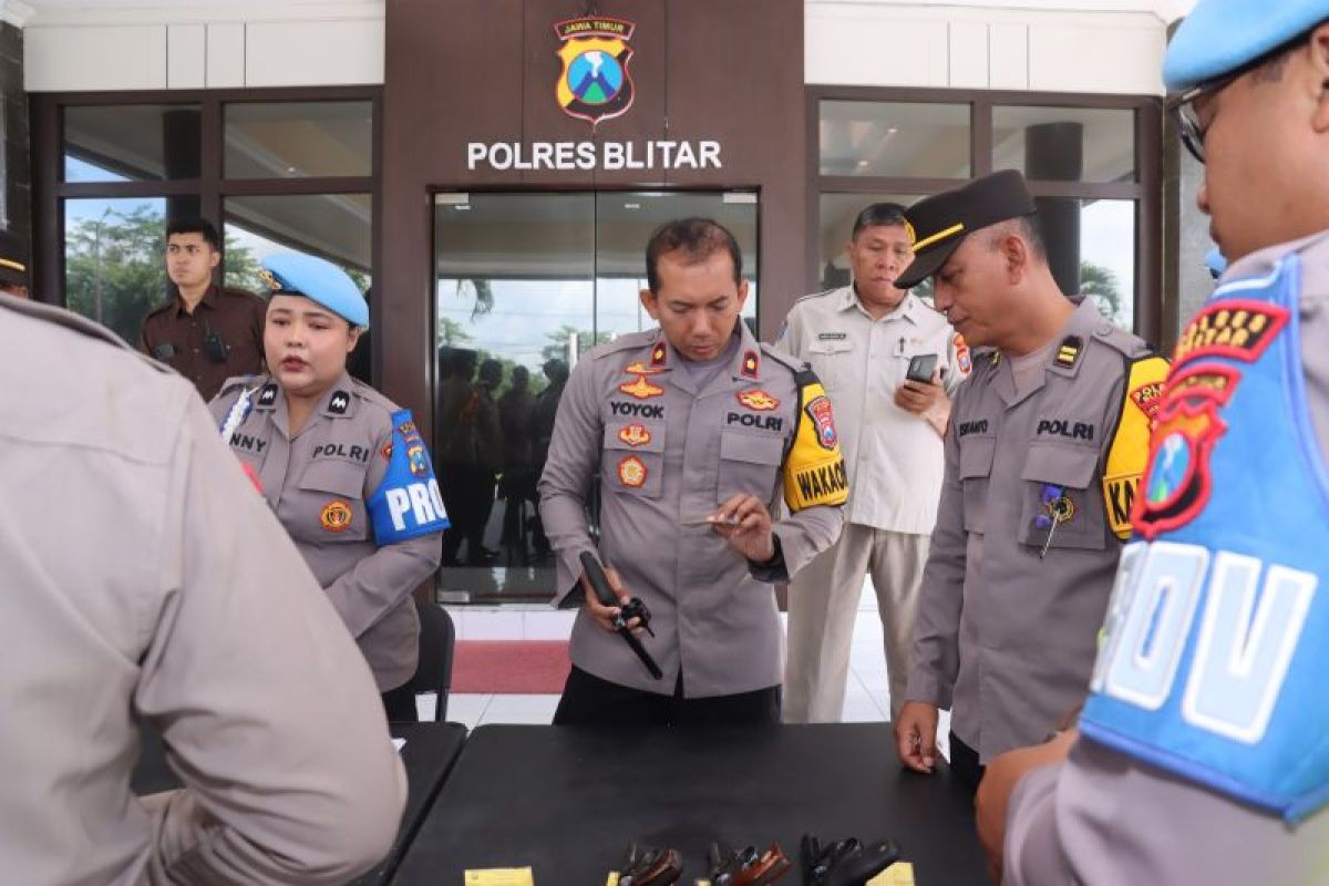 Pastikan kelayakan, Polres Blitar periksa pemegang senjata api dinas