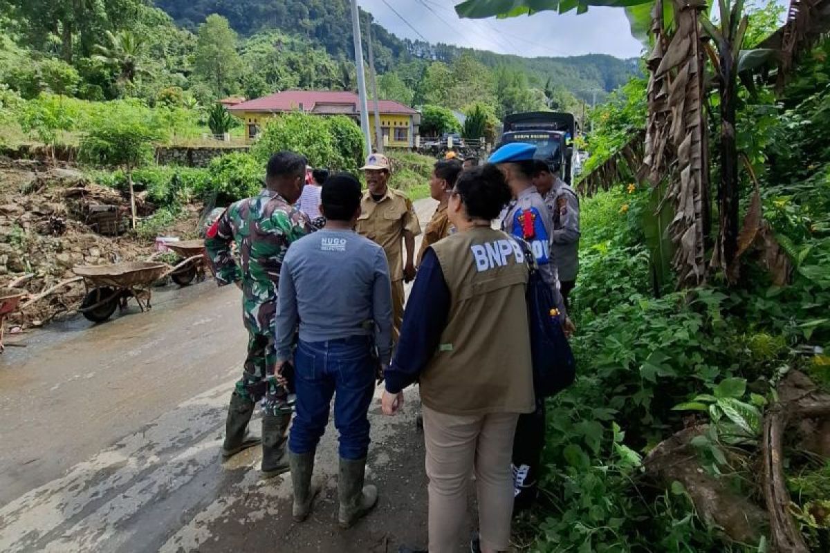 Di Tapanuli Utara, tim gabungan bersihkan material sisa banjir bandang