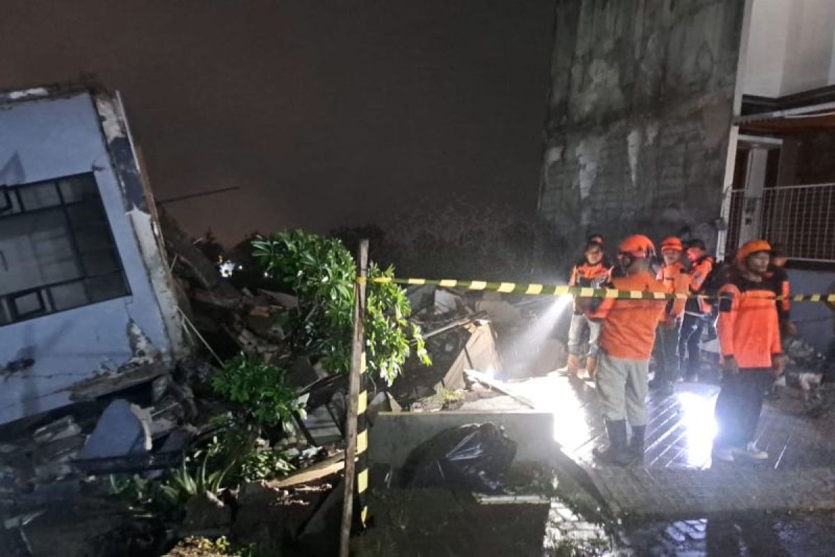 Vila roboh di Kota Batu diduga akibat plengsengan tergerus air hujan