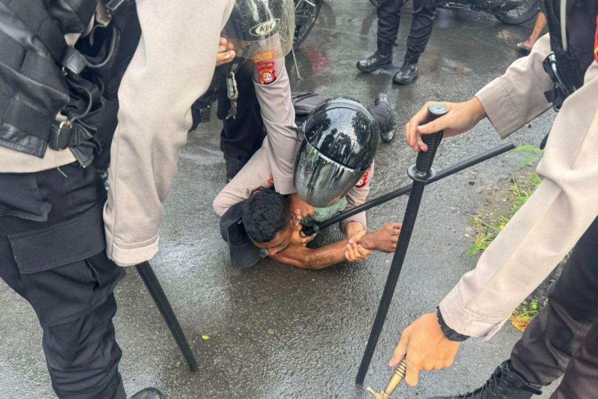 Polisi tangkap pria bersenjata yang hentikan Transjakarta di Jakarta Barat