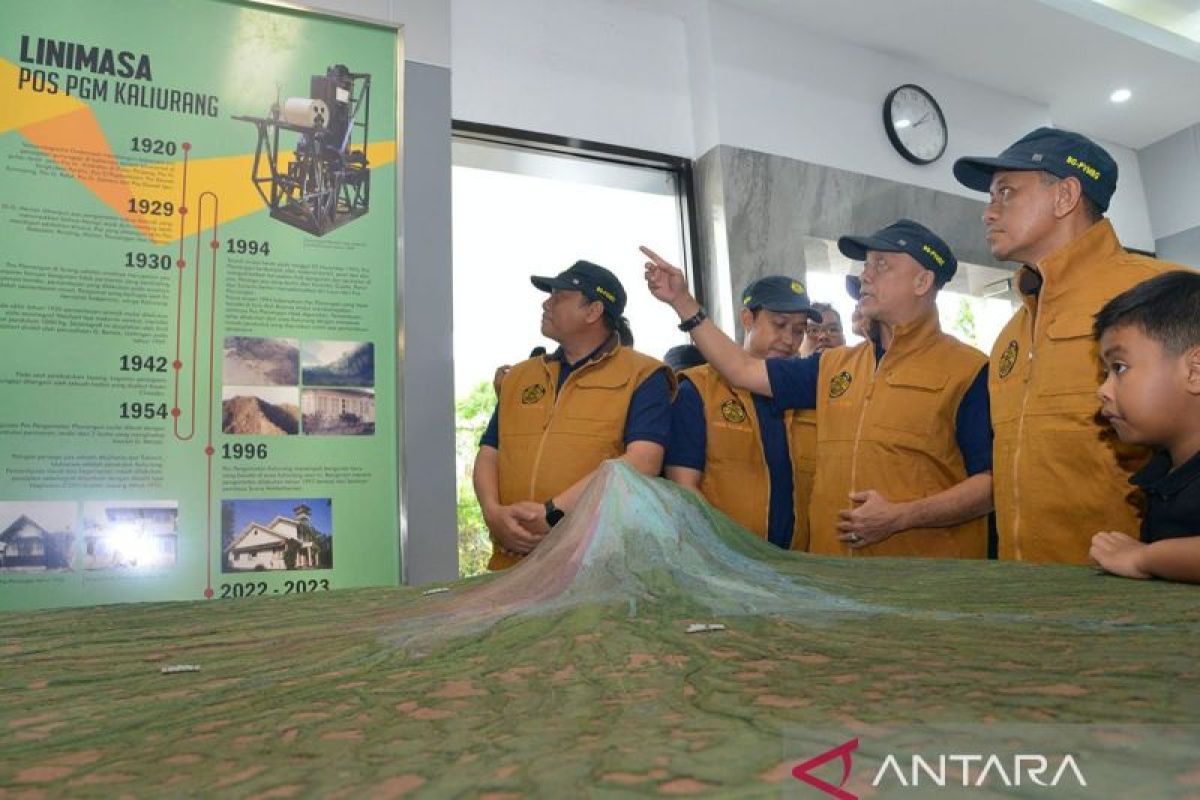 Menteri Bahlil pantau aktivitas gunung api pastikan keamanan Tahun Baru 2025