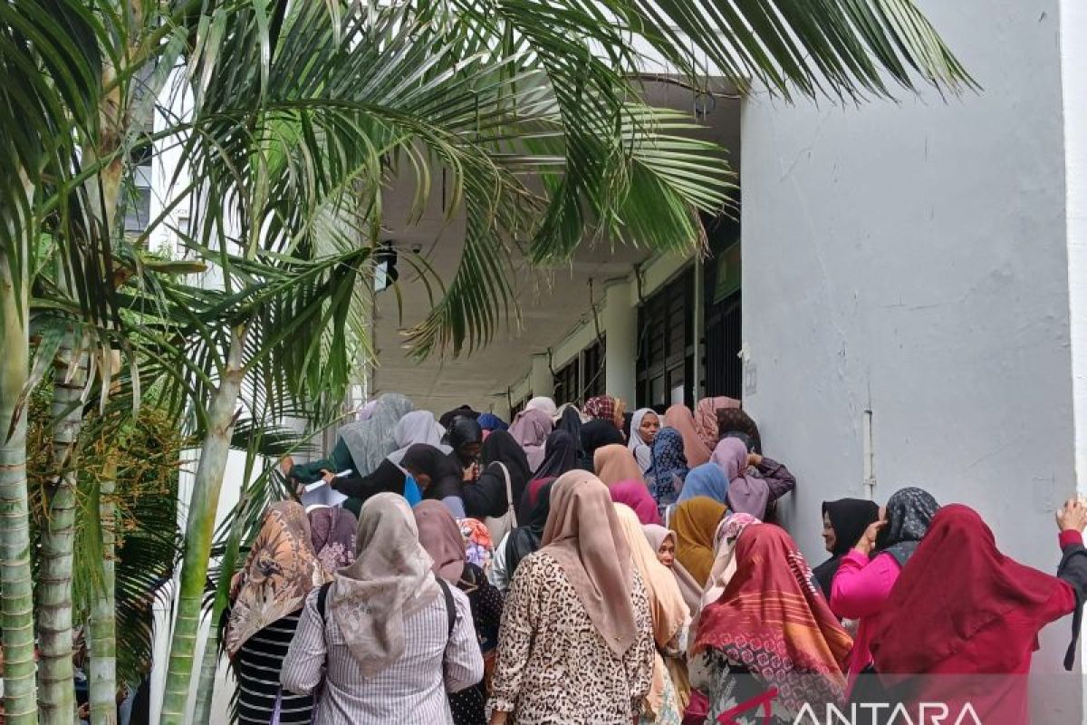 Ramai warga ke kantor Gubernur, Pemprov Aceh tegaskan isu bantuan usaha tidak benar