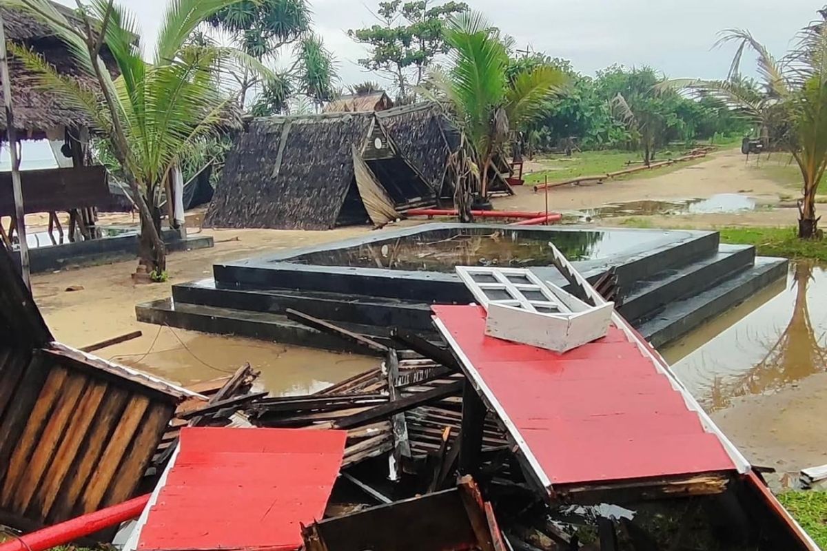 Belasan saung di pantai selatan Lebak diterjang puting beliung