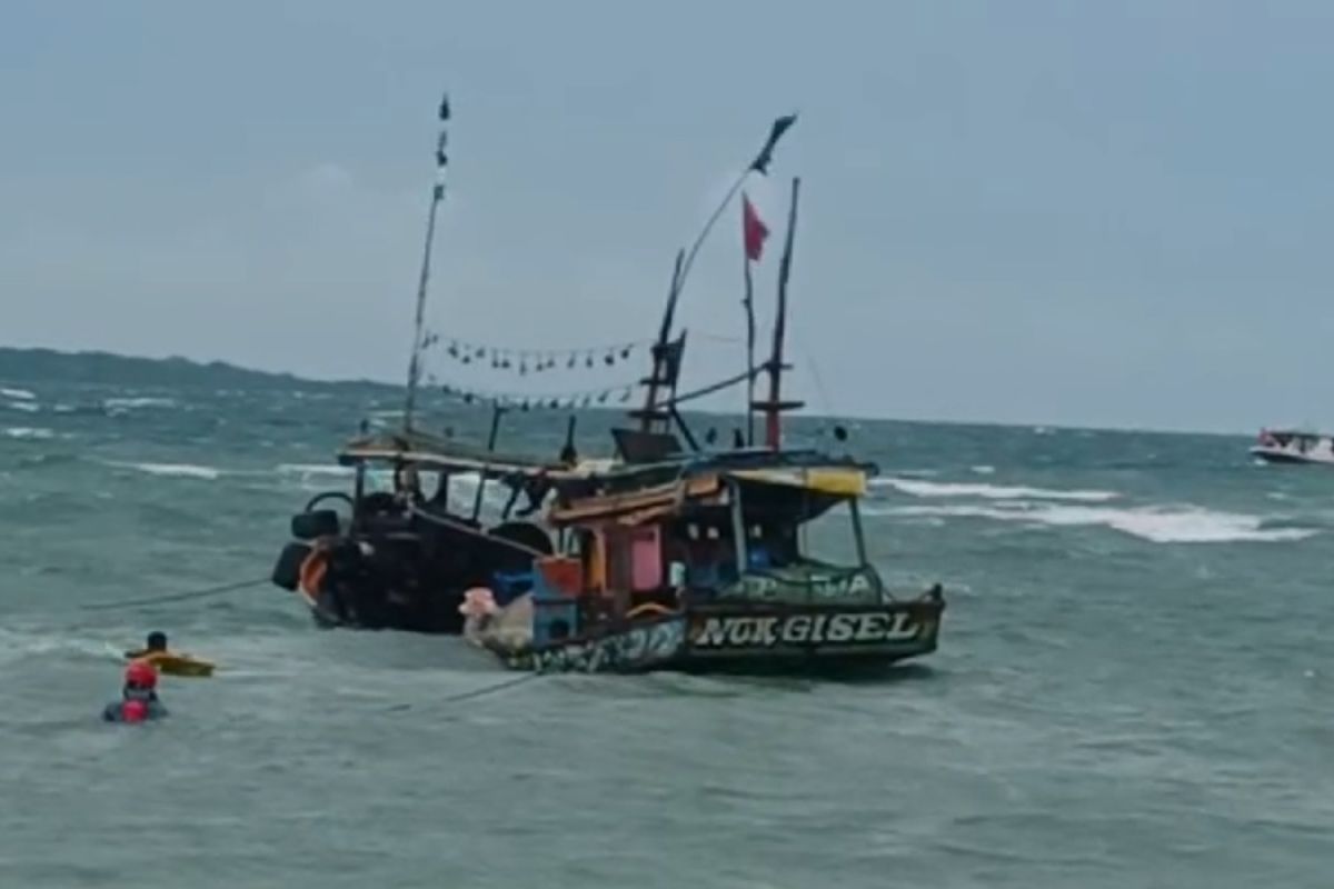 Sebuah kapal tenggelam di perairan Kepulauan Seribu