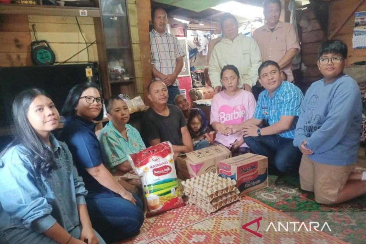 Pj Bupati Taput dan keluarga berikan kado sukacita natal di Tarutung