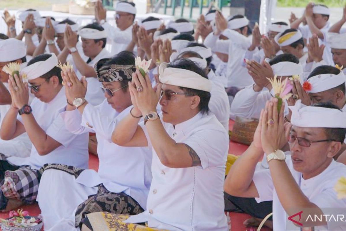 Bupati Badung hadiri upacara Pemahayu Jagat di Pantai Seseh