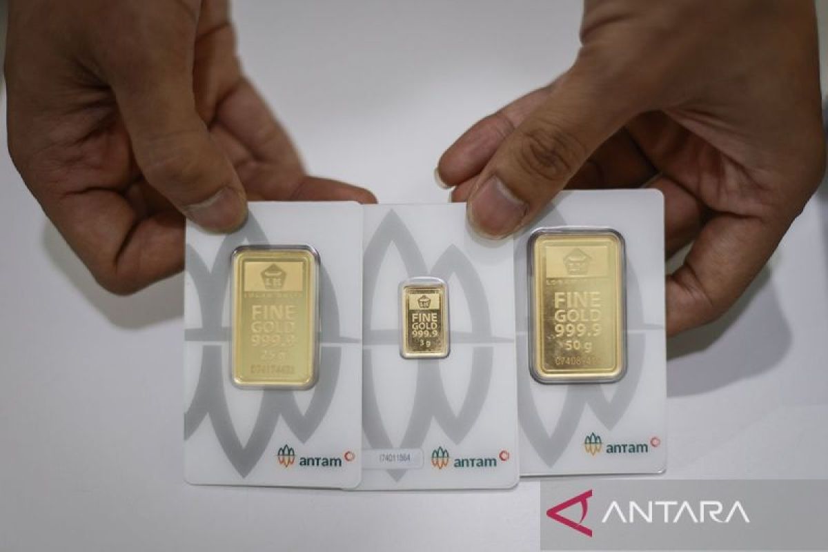 Harga emas Antam hari ini turun