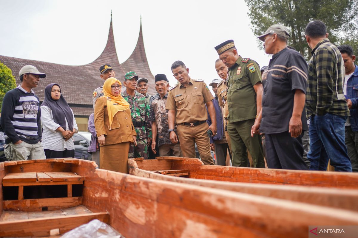 Pemkab Solok serahkan bantuan alat penangkapan ikan ramah lingkungan