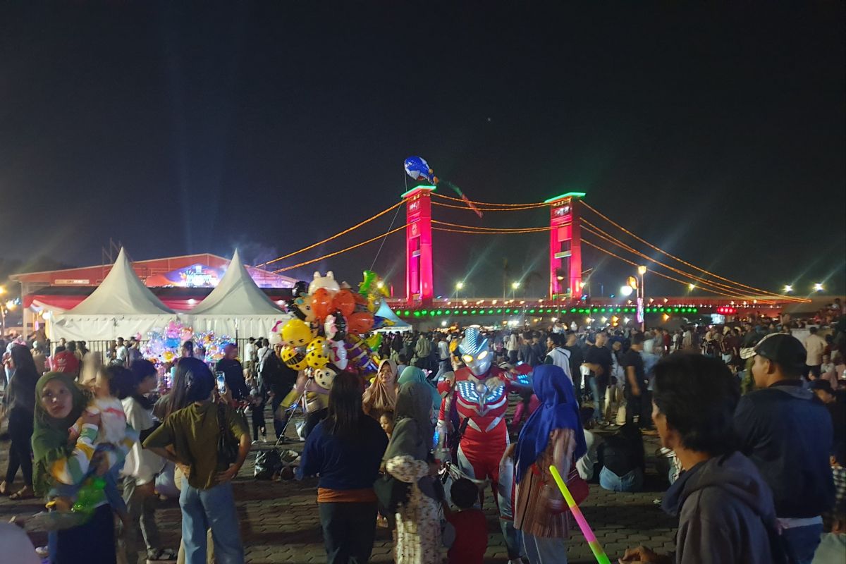 Warga Palembang jadikan tepian Musi BKB pusat malam Tahun Baru 2025