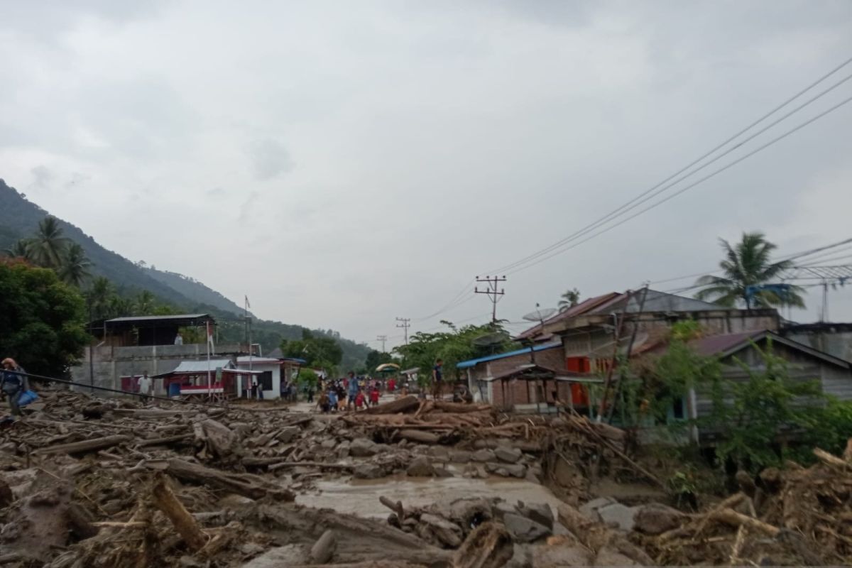 Jalan Aceh - Medan terputus, tertimbun kayu dan batu akibat banjir bandang di Aceh Tenggara