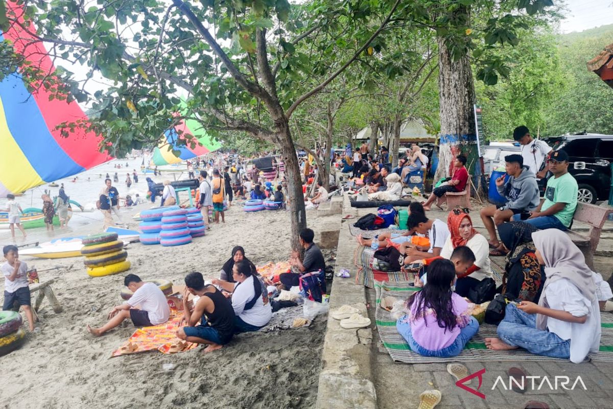 Kunjungan wisatawan saat libur Nataru di Pasir Putih Situbondo turun 30 persen