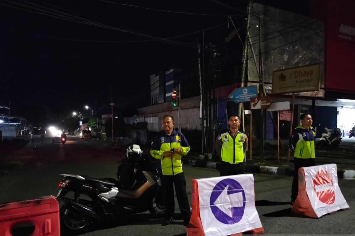 Polisi rekayasa arus di Pantai Padang saat malam tahun baru (Video)