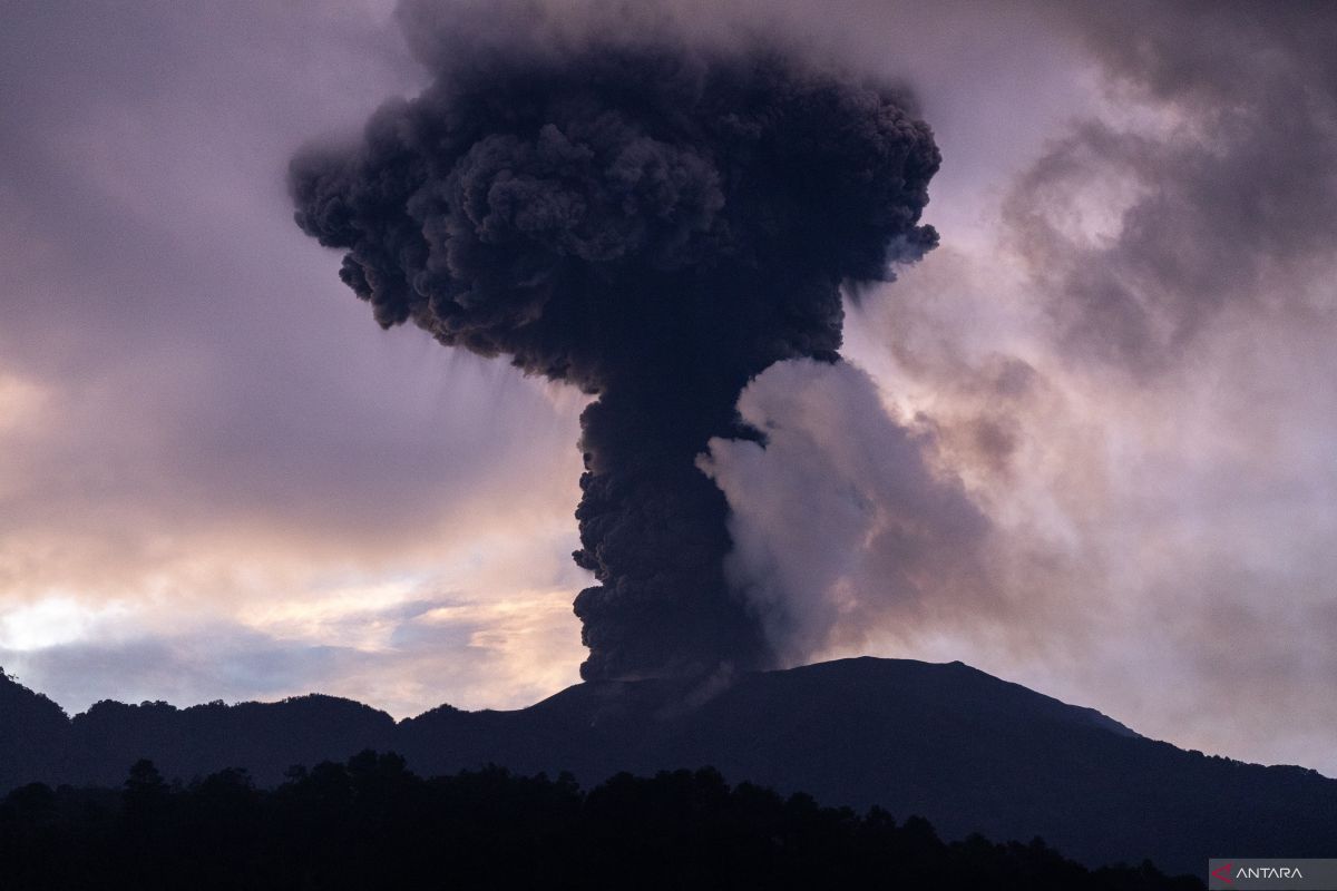 Gunung Marapi lontarkan abu vulkanik setinggi 500 meter