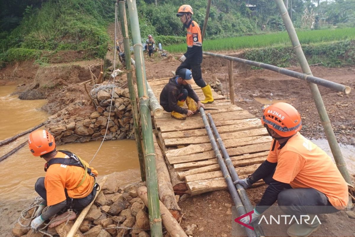 Baznas bangun tiga jembatan yang terputus akibat banjir di Sukabumi